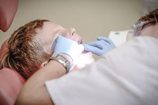 Zubař nás přišel na čtyřicet tisíc. Rodiče dětí s poruchami mají prostě smůlu - Médium.cz